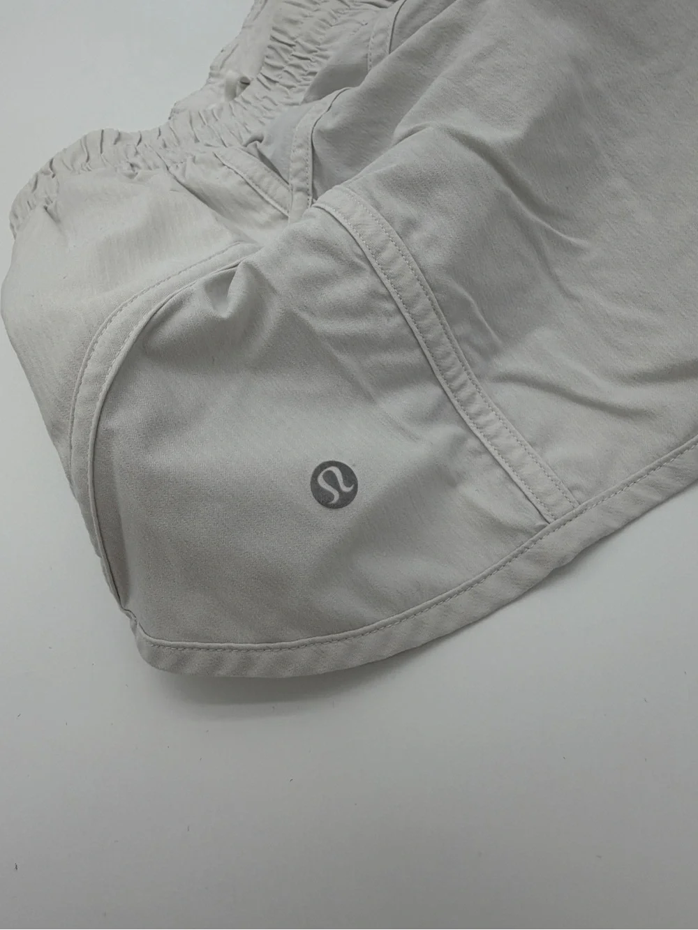 White Lululemon Low Rise Fit Tracker Short 4” Inseam Size 6 Swift Ultra - Picture 8 of 8